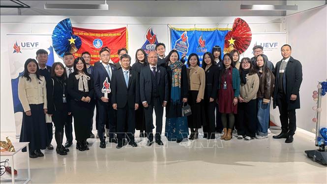 Đại sứ Việt Nam tại Pháp Đinh Toàn Thắng và Đại sứ - Trưởng Phái đoàn Việt Nam bên cạnh Unesco (ở giữa) cùng các thành viên Ban chấp hành UEVF nhiệm kỳ 2025-2027. Ảnh: Hữu Chiến - PV TTXVN tại Pháp

