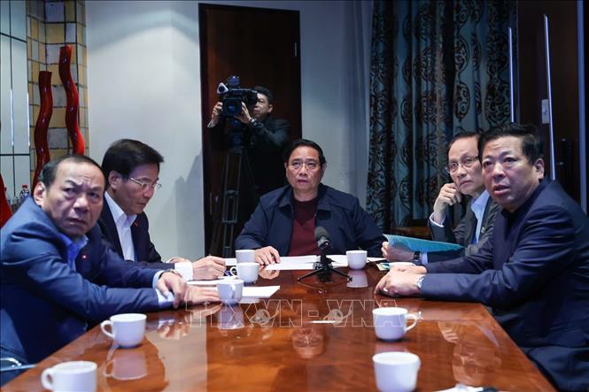 Thủ tướng Phạm Minh Chính chủ trì họp trực tuyến từ Nam Phi, chỉ đạo khắc phục hậu quả mưa lũ. Ảnh: Dương Giang-TTXVN
