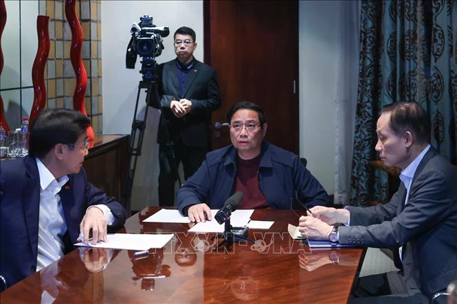 Thủ tướng Phạm Minh Chính chủ trì họp trực tuyến từ Nam Phi, chỉ đạo khắc phục hậu quả mưa lũ. Ảnh: Dương Giang-TTXVN
