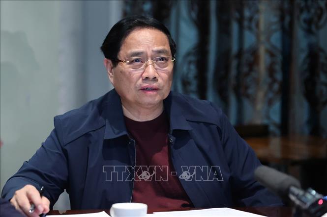 Thủ tướng Phạm Minh Chính họp trực tuyến từ Nam Phi chỉ đạo khắc phục hậu quả mưa lũ. Ảnh: Dương Giang-TTXVN
