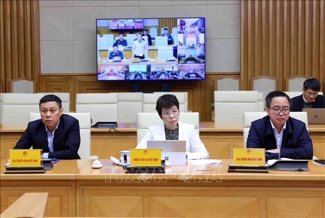 Các thành viên Ban Chỉ đạo Phòng thủ dân sự quốc gia tham dự cuộc họp trực tuyến tại điểm cầu trụ sở Chính phủ. Ảnh: Phạm Kiên - TTXVN