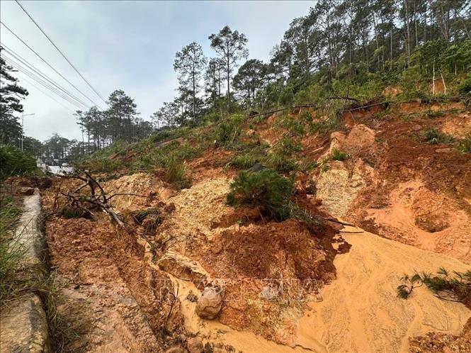 Sạt lở tại Km 112 + 900 đã chia cắt hoàn toàn tuyến Quốc lộ 24 (Quảng Ngãi). Ảnh: Dư Toán - TTXVN