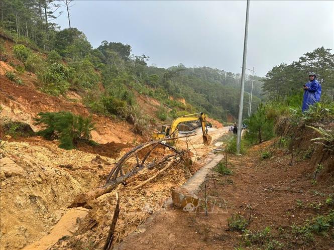 Sạt lở tại Km 112 + 900 đã chia cắt hoàn toàn tuyến Quốc lộ 24. Ảnh: Dư Toán - TTXVN