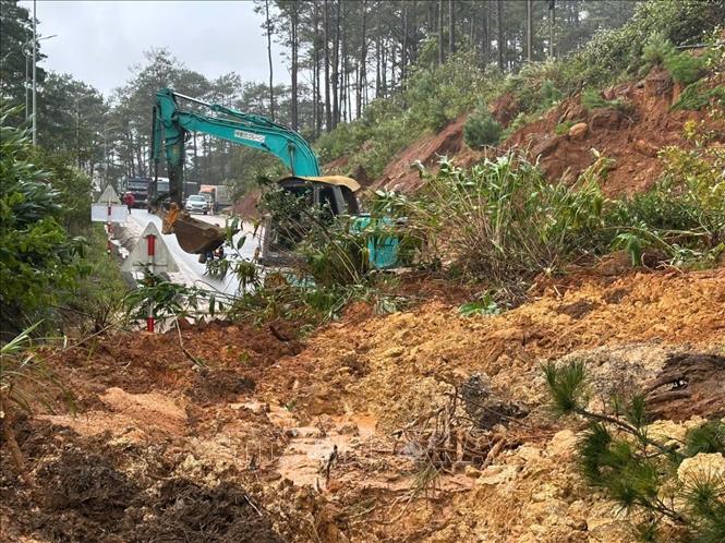 Sạt lở tại Km 112 + 900 đã chia cắt hoàn toàn tuyến Quốc lộ 24. Ảnh: Dư Toán - TTXVN