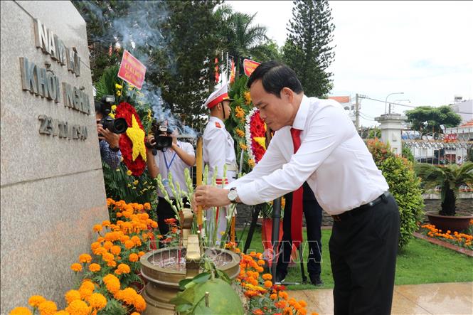 Bí thư Trung ương Đảng, Bí thư Thành uỷ Thành phố Hồ Chí Minh Trần Lưu Quang dâng hương tưởng nhớ các Anh hùng liệt sỹ tại Di tích Lịch sử văn hóa cấp Quốc gia 