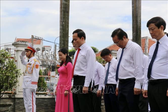 Bí thư Trung ương Đảng, Bí thư Thành uỷ Thành phố Hồ Chí Minh Trần Lưu Quang và các đại biểu tưởng nhớ các Anh hùng liệt sỹ tại Di tích Lịch sử văn hóa cấp Quốc gia 