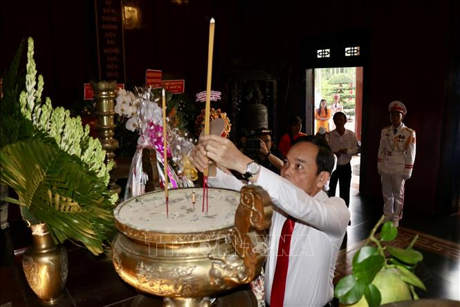 Bí thư Trung ương Đảng, Bí thư Thành uỷ Thành phố Hồ Chí Minh Trần Lưu Quang dâng hương tưởng nhớ Chủ tịch Hồ Chí Minh tại Di tích Lịch sử cấp Quốc gia ngã ba Giồng. Ảnh: Thanh Vũ-TTXVN 