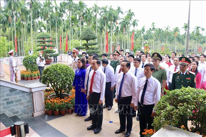 Đoàn đại biểu Thành ủy, HĐND, UBND, UB MTTQ Việt Nam Thành phố do Bí thư Trung ương Đảng, Bí thư Thành uỷ Thành phố Hồ Chí Minh Trần Lưu Quang làm Trưởng đoàn dâng hương, dâng hoa tưởng nhớ Chủ tịch Hồ Chí Minh, các Anh hùng liệt sỹ tại Di tích Lịch sử cấp Quốc gia ngã ba Giồng. Ảnh: Thanh Vũ-TTXVN 