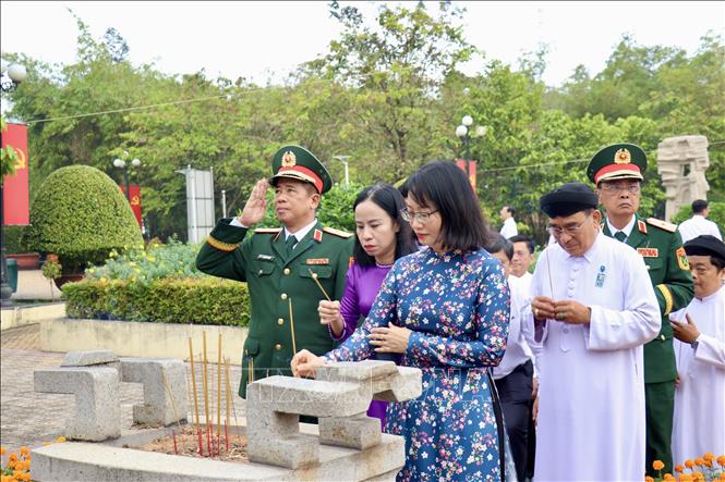 Lãnh đạo Thành phố Hồ Chí Minh và nhân dân Bà Điểm, Hóc Môn dâng hương, dâng hoa tưởng nhớ các Anh hùng liệt sỹ tại Di tích Lịch sử cấp Quốc gia ngã ba Giồng. Ảnh: Thanh Vũ-TTXVN 