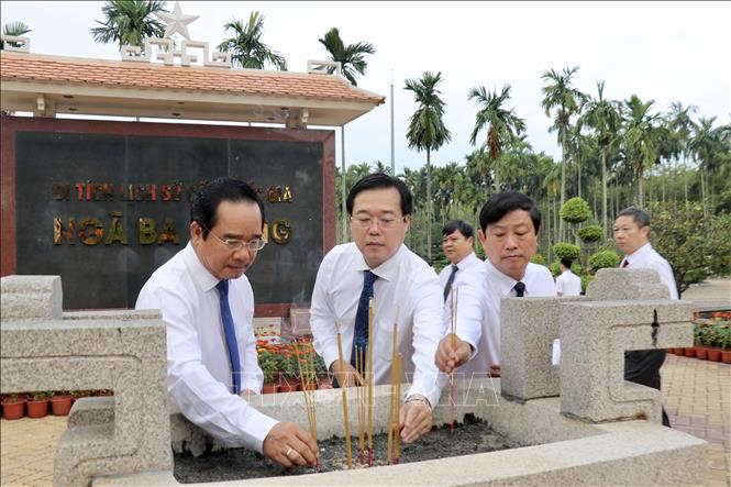 Chủ tịch UBND Thành phố Hồ Chí Minh Nguyễn Văn Được và lãnh đạo Thành phố dâng hương tưởng nhớ Anh hùng Liệt sỹ tại Di tích Lịch sử cấp Quốc gia ngã ba Giồng. Ảnh: Thanh Vũ-TTXVN 