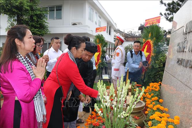 Đông đảo người dân Bà Điểm, Hóc Môn, người dân trong và ngoài Thành phố Hồ Chí Minh đến dâng hương tưởng nhớ các Anh hùng liệt sỹ tại Di tích Lịch sử văn hóa cấp Quốc gia 