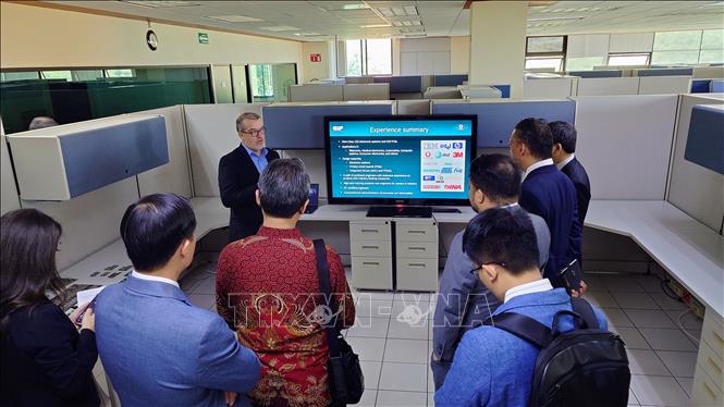 Giảng viên Đại học Gualadajara (UDG), bang Jalisco của Mexico, đang giới thiệu mô hình học trực tuyến tại trường. Ảnh: Phi Hùng - PVTTXVN tại Mexico