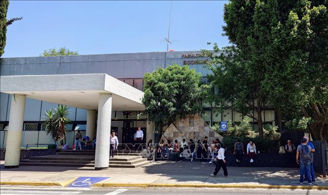 Cổng vào Khoa Kinh tế Đại học Tự trị Quốc gia Mexico (UNAM) - một trong những cơ sở đào tạo đại học và sau đại học lớn nhất thế giới, với gần 500.000 sinh viên. Ảnh: Phi Hùng - PVTTXVN tại Mexico