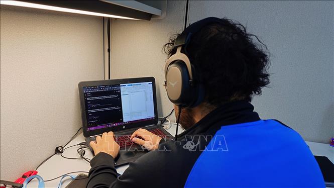 Sinh viên Học viên Công nghệ Miền Tây (ITESO) tại thành phố Zapopan (Mexico) đang theo một lớp học trực tuyến. Ảnh: Phi Hùng - PVTTXVN tại Mexico