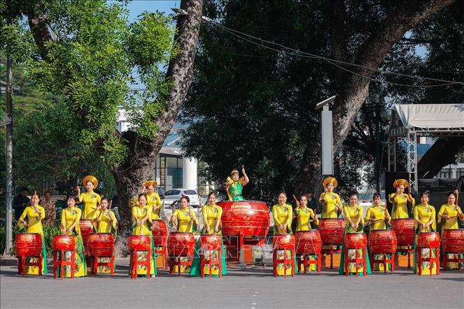 Màn biểu diễn trồng hội tại chương trình. Ảnh: Hoàng Hiếu - TTXVN