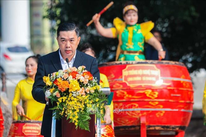 Phó Giám đốc Trung tâm Thông tin và Xúc tiến Du lịch (Sở Du lịch Hà Nội) Nguyễn Hữu Việt phát biểu khai mạc. Ảnh: Hoàng Hiếu - TTXVN