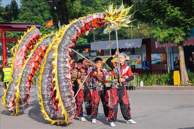 Tiết mục múa rồng biểu diễn tại chương trình. Ảnh: Hoàng Hiếu - TTXVN