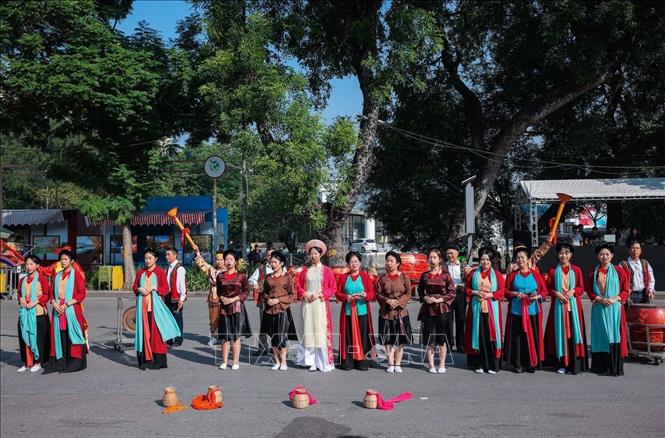 Hơn 500 nghệ sĩ, nghệ nhân tham gia đồng diễn nghệ thuật - Festival Thu Hà Nội lần thứ 3. Ảnh: Hoàng Hiếu - TTXVN