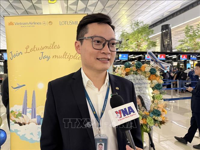 Ông Trần Tuấn Nghĩa, Trưởng Đại diện Vietnam Airline tại Indonesia trả lời phỏng vấn TTXVN. Ảnh: Minh Thái - Phóng viên TTXVN tại Indonesia