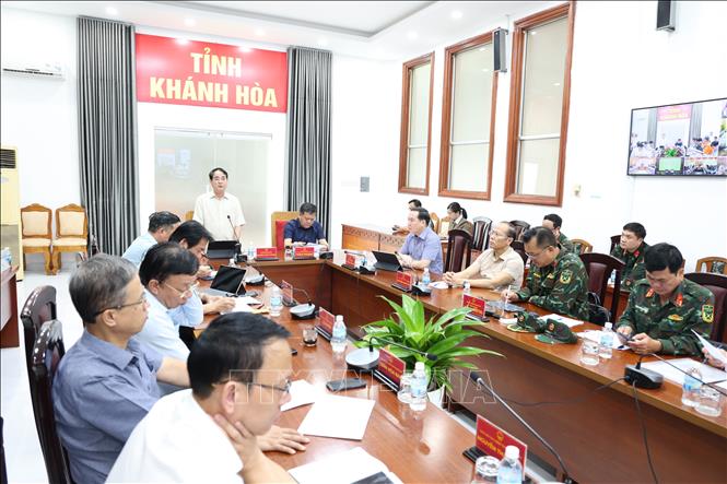 Bí thư Tỉnh ủy Khánh Hòa Nghiêm Xuân Thành báo cáo với Thủ tướng Phạm Minh Chính về tình hình mưa lũ tại cuộc họp trực tuyến. Ảnh: TTXVN  