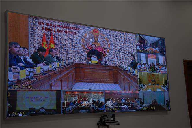 Các điểm cầu Trụ sở Chính phủ, Gia Lai, Khánh Hoà, Đắk Lắk, Lâm Đồng, Tây Ninh và Quân khu 5 tham gia họp trực tuyến. Ảnh: TTXVN