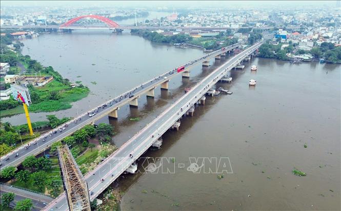 Cầu Bình Triệu 1 (bên phải) được nâng tĩnh không, đồng bộ với cầu Bình Triệu 2. Ảnh: Tiến Lực - TTXVN
