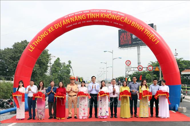 Đại biểu thực hiện nghi thức thông xe dự án nâng tĩnh không cầu Bình Triệu 1. Ảnh: Tiến Lực - TTXVN