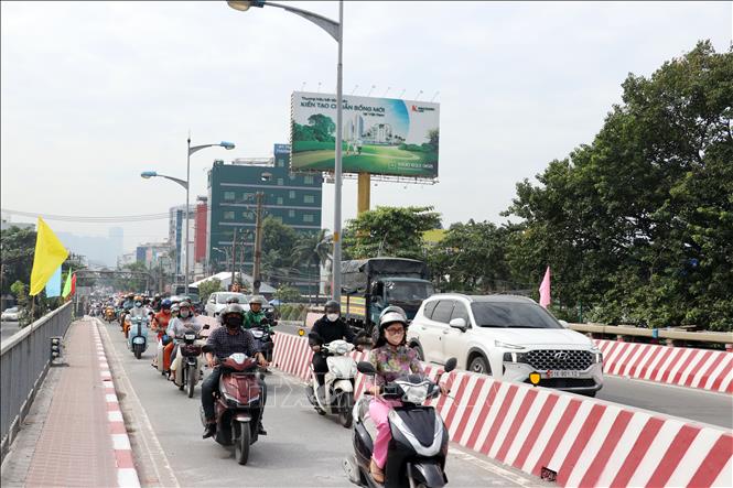 Xe ô tô lưu thông qua cầu Bình Triệu 1, sáng 23/11/2025. Ảnh: Tiến Lực - TTXVN