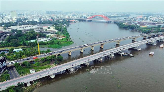 Cầu Bình Triệu 1 (bên phải) được nâng tĩnh không, đồng bộ với cầu Bình Triệu 2. Ảnh: Tiến Lực - TTXVN
