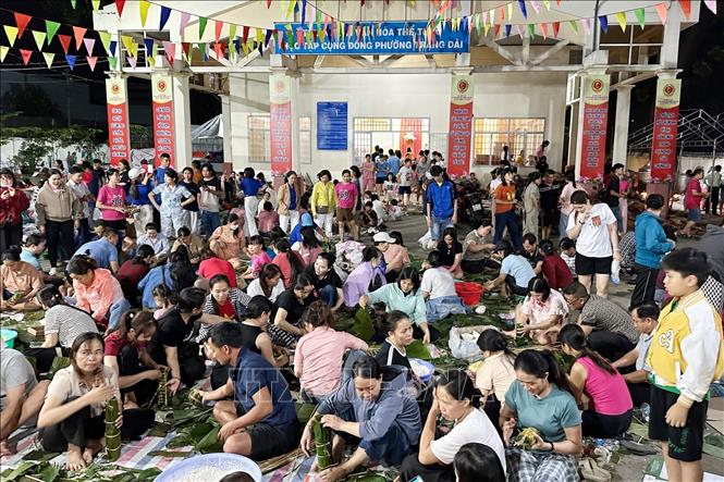 Hàng trăm người dân phường Trảng Dài (tỉnh Đồng Nai) tập trung cùng nhau gói hơn 4.000 chiếc bánh chưng, bánh tét hỗ trợ người dân vùng lũ. Ảnh: Lê Xuân-TTXVN