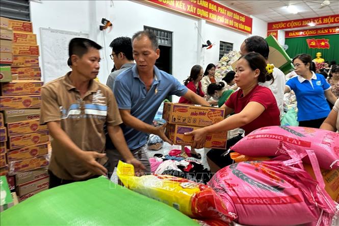 Hàng nghìn tấn hàng hóa được người dân phường Trảng Dài (Đồng Nai) tập hợp để gửi đi cứu trợ vùng lũ. Ảnh: Lê Xuân-TTXVN