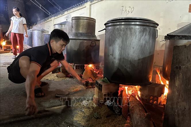 Hàng chục nồi bánh chưng, bánh tét được người dân phường Trảng Dài, tỉnh Đồng Nai nấu xuyên đêm. Ảnh: Lê Xuân-TTXVN
