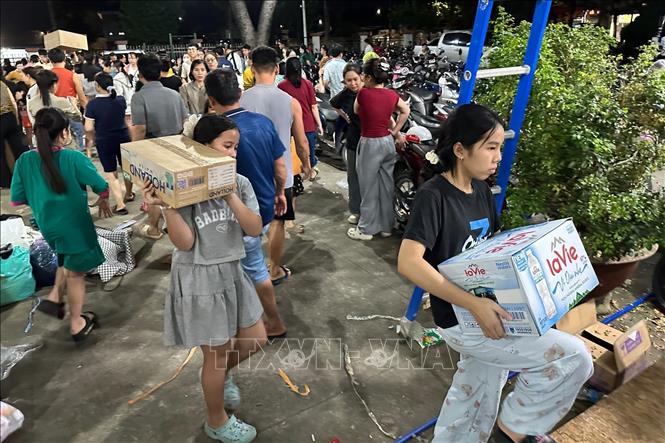 Không chỉ người lớn, những em nhỏ phường Trảng Dài, tỉnh Đồng Nai cũng góp sức để ủng hộ đồng bào vùng lũ. Ảnh: Lê Xuân-TTXVN