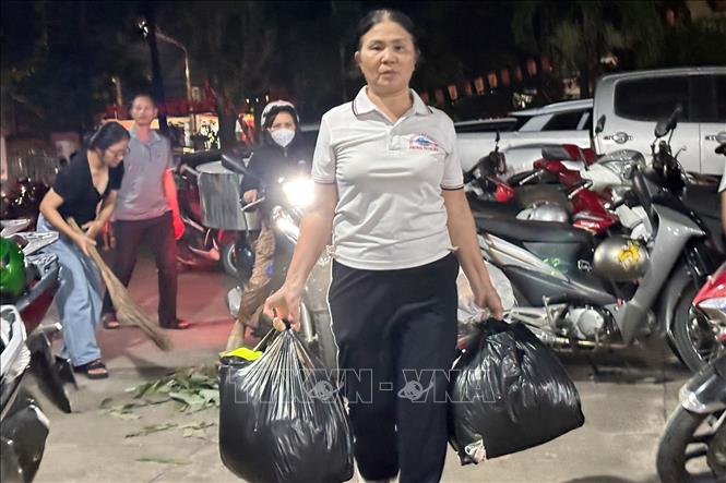 Dù nửa đêm nhưng người dân phường Trảng Dài vẫn mang đồ đến điểm tập kết để gửi tới đồng bào vùng lũ. Ảnh: Lê Xuân-TTXVN