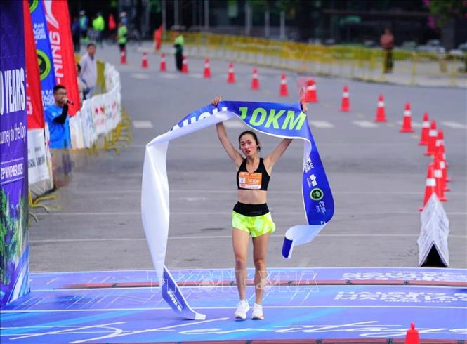 Nữ VĐV về nhất tại cự ly 10km. Ảnh: TTXVN phát 