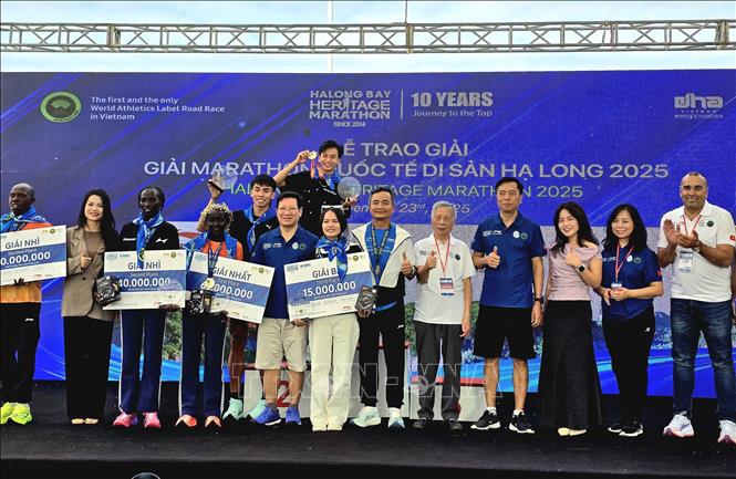 Ban tổ chức trao thưởng, chụp ảnh chung cùng các vận động viên đạt thành tích cao.  Ảnh: Thanh Vân-TTXVN 