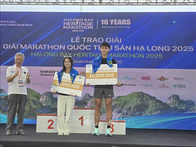 Hai VĐV người Việt Nam về nhất cự ly 42km.  Ảnh: Thanh Vân-TTXVN 