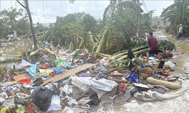 Đồ đạc của người dân trôi dạt khắp nơi tại các vùng ngập lũ phường Tuy Hoà (Đắk Lắk). Ảnh: Tường Quân - TTXVN
