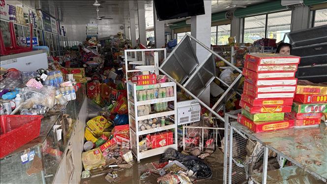 Một cửa hàng tạp hoá của người dân phường Tuy Hoà (Đắk Lắk) bị hư hại hoàn toàn do mưa lũ. Ảnh: Tường Quân - TTXVN
