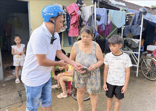 Một trường hợp khó khăn sau lũ được phóng viên TTXVN kết nối để hỗ trợ. Ảnh: Tường Quân - TTXVN
