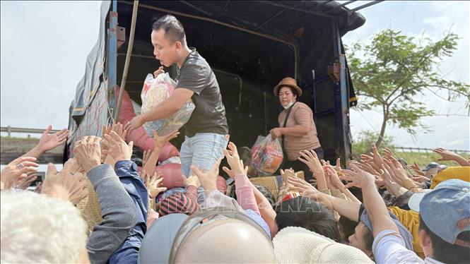 Những gói hàng từ thiện được trao đến người dân vùng lũ tỉnh Đắk Lắk. Ảnh: Tường Quân - TTXVN
