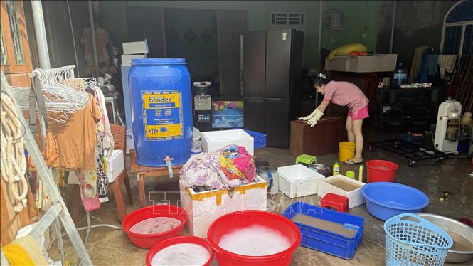 Nhà cửa, đồ đạc của người dân vùng lũ tỉnh Đắk Lắk bị hư hỏng. Ảnh: Tường Quân - TTXVN
