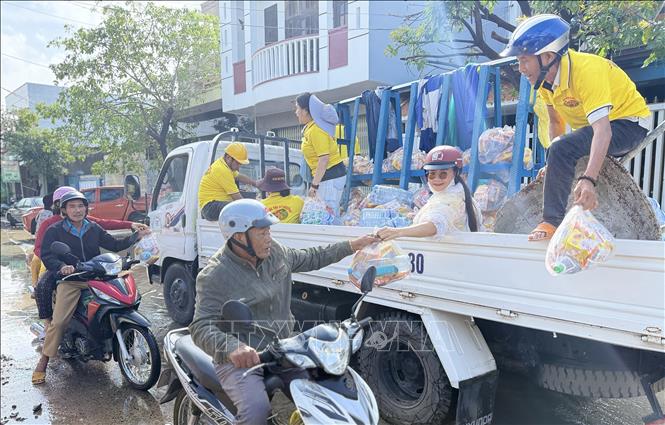 Từng đoàn cứu trợ trong và ngoài tỉnh tiếp tế cho người dân vùng lũ Đắk Lắk. Ảnh: Tường Quân - TTXVN
