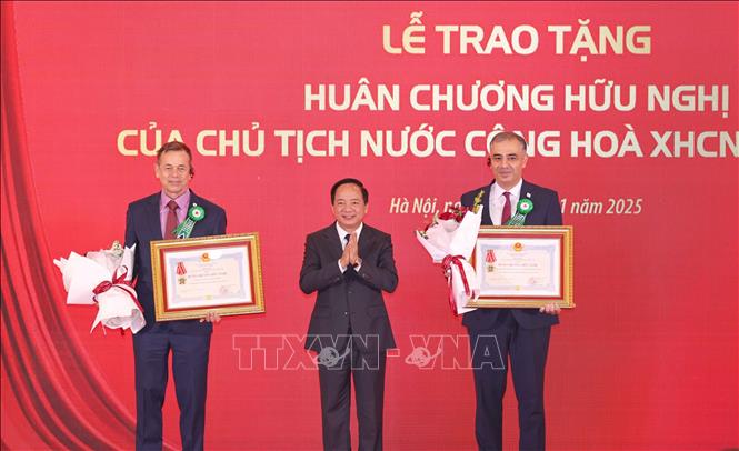 Trưởng ban Tuyên giáo và Dân vận Trung ương Trịnh Văn Quyết trao tặng Huân chương Hữu nghị của Chủ tịch nước cho Hiệp hội Chữ thập đỏ và Trăng lưỡi liềm đỏ quốc tế (IFRC), Ủy ban Chữ thập đỏ quốc tế (ICRC). Ảnh: Thanh Tùng - TTXVN  