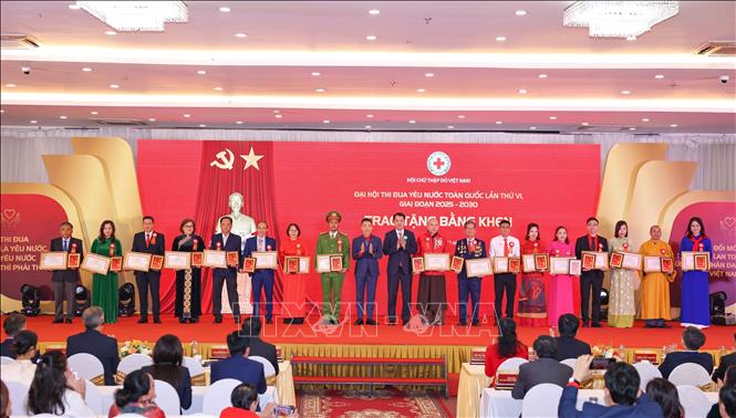 Trao Bằng khen của Hội Chữ thập đỏ Việt Nam cho các cá nhân có thành tích xuất sắc trong phong trào thi đua yêu nước Hội Chữ thập đỏ Việt Nam giai đoạn 2020 - 2025. Ảnh: Thanh Tùng - TTXVN