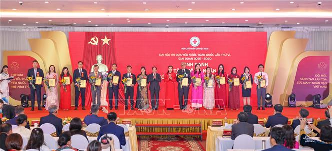 Vinh danh các doanh nghiệp tiêu biểu đã có nhiều đóng góp tiêu biểu cho phong trào thi đua yêu nước Hội Chữ thập đỏ Việt Nam giai đoạn 2020 - 2025. Ảnh: Thanh Tùng - TTXVN