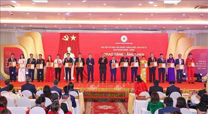 Tặng Bằng khen của Hội Chữ thập đỏ Việt Nam cho các cá nhân có thành tích xuất sắc trong phong trào thi đua yêu nước Hội Chữ thập đỏ Việt Nam giai đoạn 2020 - 2025. Ảnh: Thanh Tùng - TTXVN