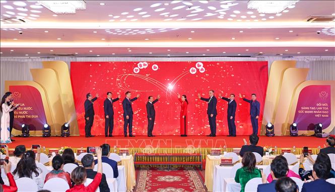 Các đại biểu thực hiện nghi thức phát động Phong trào Thi đua yêu nước giai đoạn 2025 - 2030. Ảnh: Thanh Tùng - TTXVN