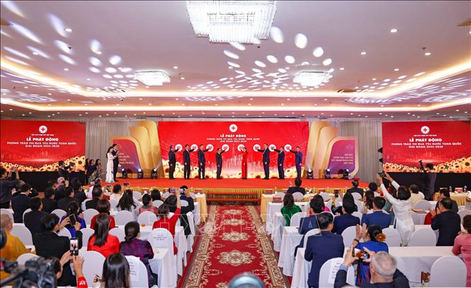 Các đại biểu thực hiện nghi thức phát động Phong trào Thi đua yêu nước giai đoạn 2025 - 2030. Ảnh: Thanh Tùng - TTXVN