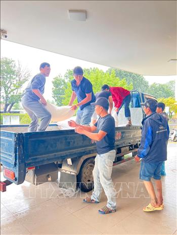 Đắk Lắk tiến hành cấp gạo hỗ trợ người dân xã bị ảnh hưởng do ngập lụt. Ảnh: TTXVN phát